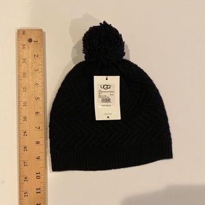 Chevron knit hat with yarn Pom
